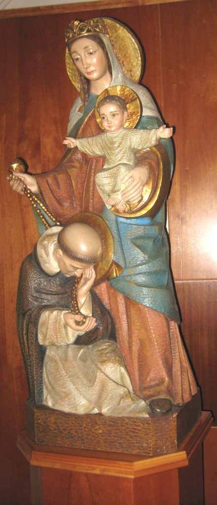 Aquesta imatge té l'atribut alt buit; el seu nom és Verge-del-roser-1-1-441x1024.jpg